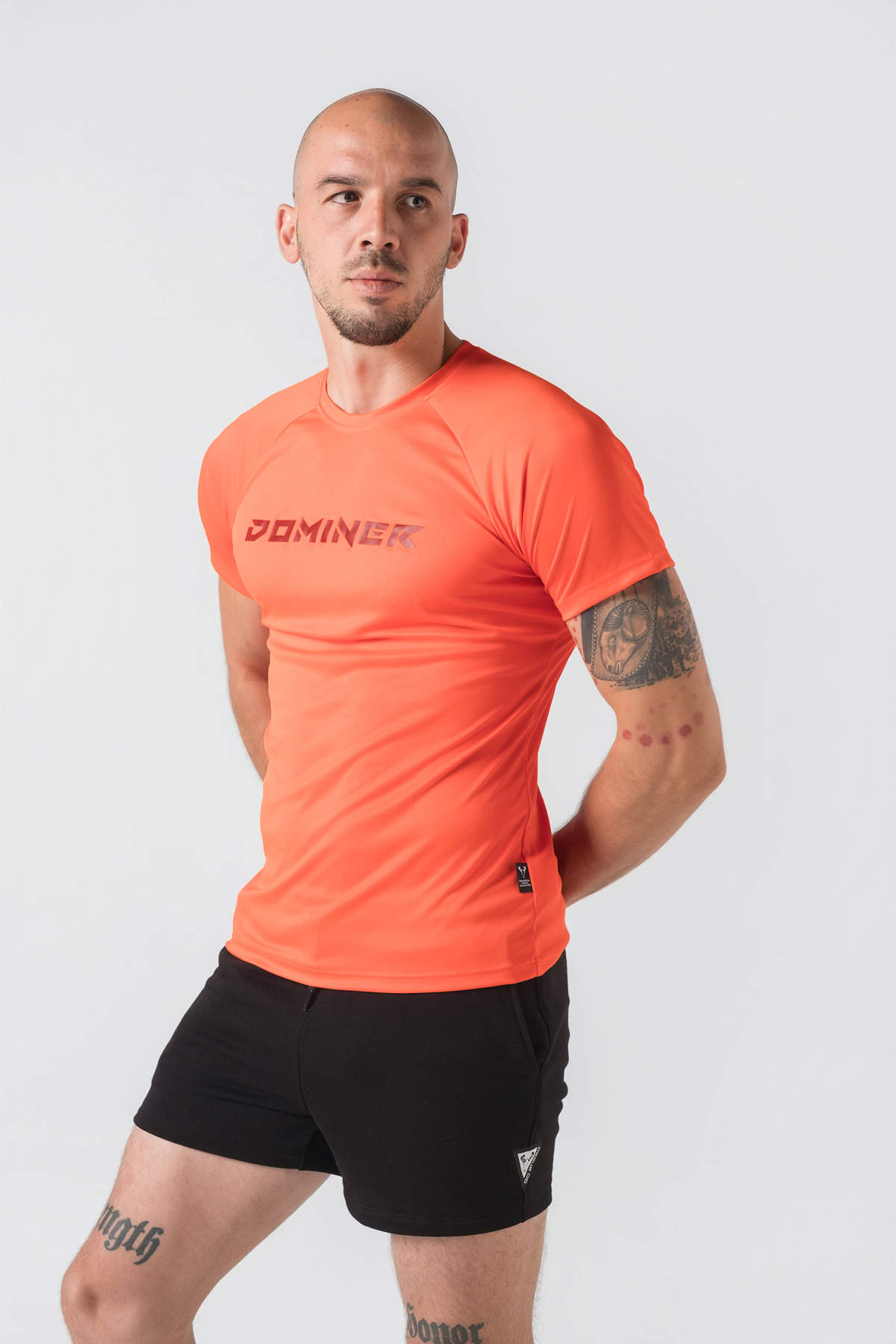 Pantallona të shkurtra District – Pantallona të shkurtra sportive/casual për meshkuj në ngjyrë të zezë, me brez elastik me spango rregulluese (drawstring), xhepa anësorë, një xhep në pjesën e pasme dhe stemë me logon trekëndëshe Dominer në pjesën e poshtme anësore.