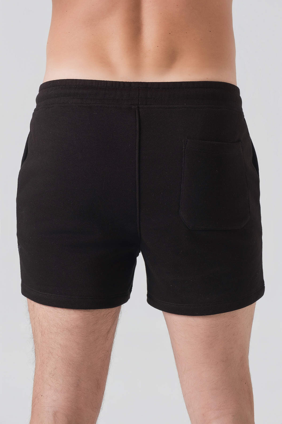 Pantallona të shkurtra District – Pantallona të shkurtra sportive/casual për meshkuj në ngjyrë të zezë, me brez elastik me spango rregulluese (drawstring), xhepa anësorë, një xhep në pjesën e pasme dhe stemë me logon trekëndëshe Dominer në pjesën e poshtme anësore.