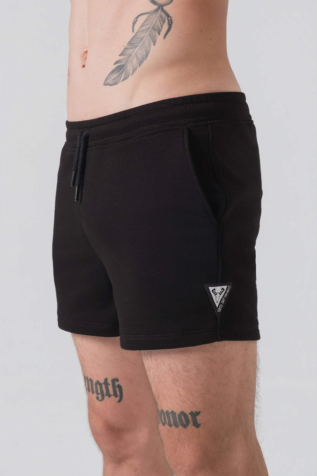 Pantallona të shkurtra District – Pantallona të shkurtra sportive/casual për meshkuj në ngjyrë të zezë, me brez elastik me spango rregulluese (drawstring), xhepa anësorë, një xhep në pjesën e pasme dhe stemë me logon trekëndëshe Dominer në pjesën e poshtme anësore.