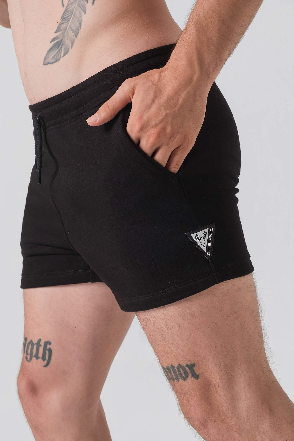 Pantallona të shkurtra District – Pantallona të shkurtra sportive/casual për meshkuj në ngjyrë të zezë, me brez elastik me spango rregulluese (drawstring), xhepa anësorë, një xhep në pjesën e pasme dhe stemë me logon trekëndëshe Dominer në pjesën e poshtme anësore.