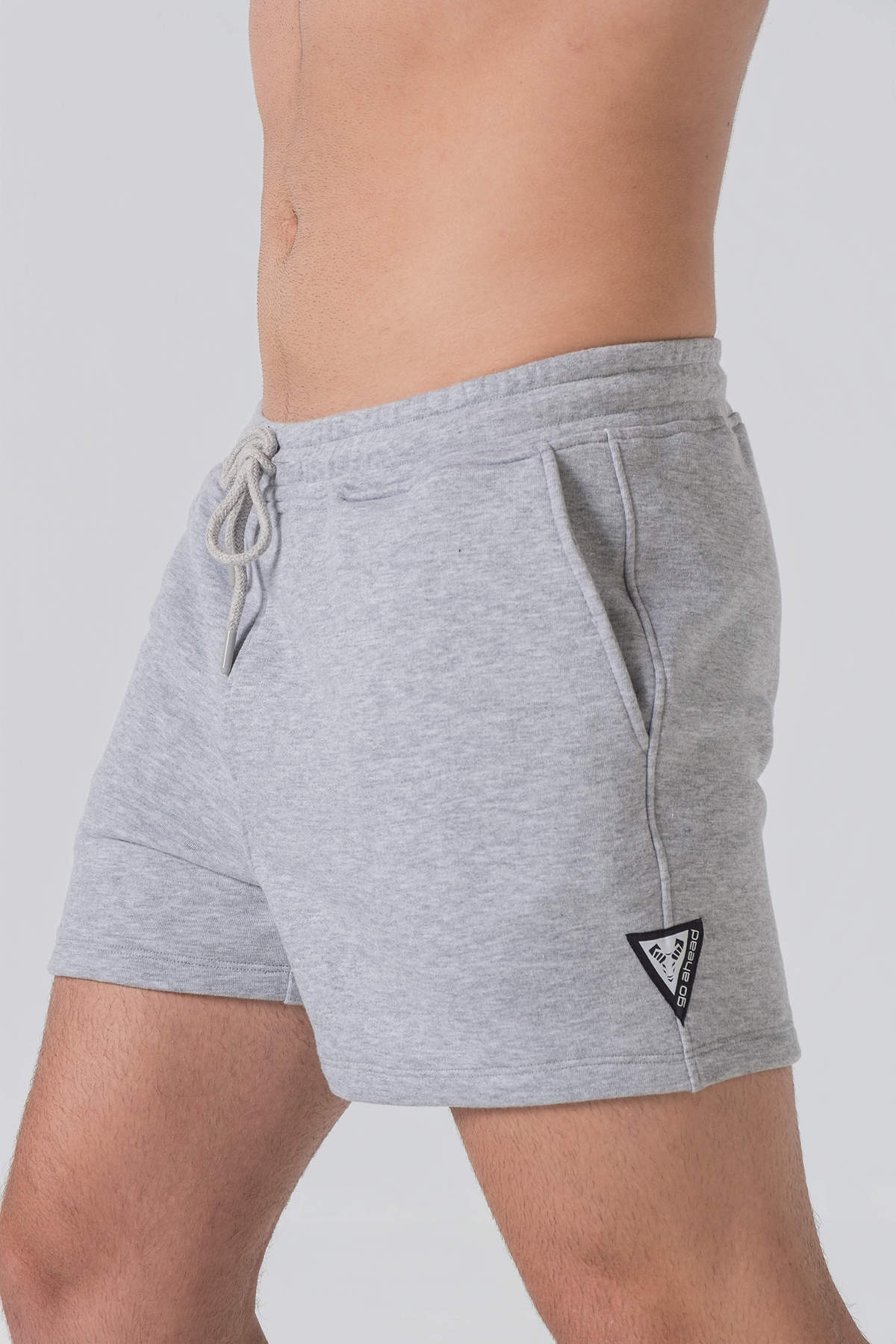 Pantallona të shkurtra District – Pantallona të shkurtra sportive/casual për meshkuj në ngjyrë hiri melanzh (grey melange), me brez elastik me spango rregulluese (drawstring), xhepa anësorë, një xhep në pjesën e pasme dhe stemë me logon trekëndëshe Dominer në pjesën e poshtme anësore.