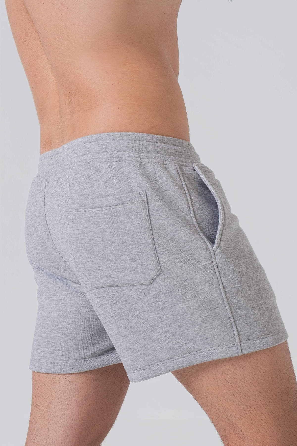 Pantallona të shkurtra District – Pantallona të shkurtra sportive/casual për meshkuj në ngjyrë hiri melanzh (grey melange), me brez elastik me spango rregulluese (drawstring), xhepa anësorë, një xhep në pjesën e pasme dhe stemë me logon trekëndëshe Dominer në pjesën e poshtme anësore.