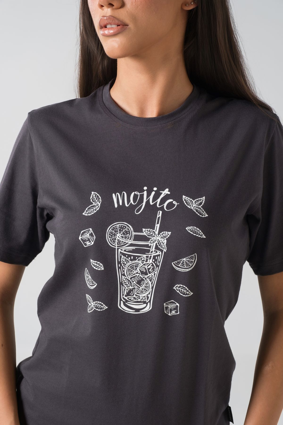 T-shirt Breezy Unisex – Bluzë e thjeshtë me mëngë të shkurtra unisex në ngjyrë hiri të mbyllur (dark grey/charcoal), me jakë të rrumbullakët, print grafik veror me koktej "Mojito" me gjethe horteze/nenexhiku dhe akull në ngjyrë të bardhë në gjoks.