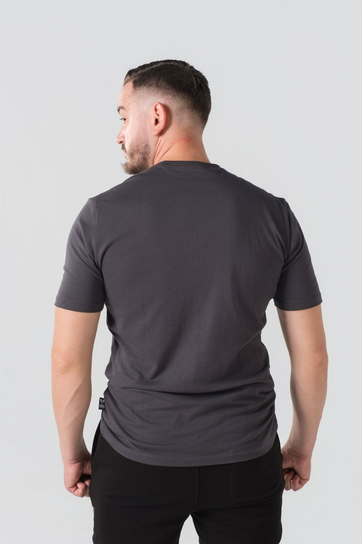 T-shirt Breezy Unisex – Bluzë e thjeshtë me mëngë të shkurtra unisex në ngjyrë hiri të mbyllur (dark grey/charcoal), me jakë të rrumbullakët, print grafik veror me koktej "Mojito" me gjethe horteze/nenexhiku dhe akull në ngjyrë të bardhë në gjoks.
