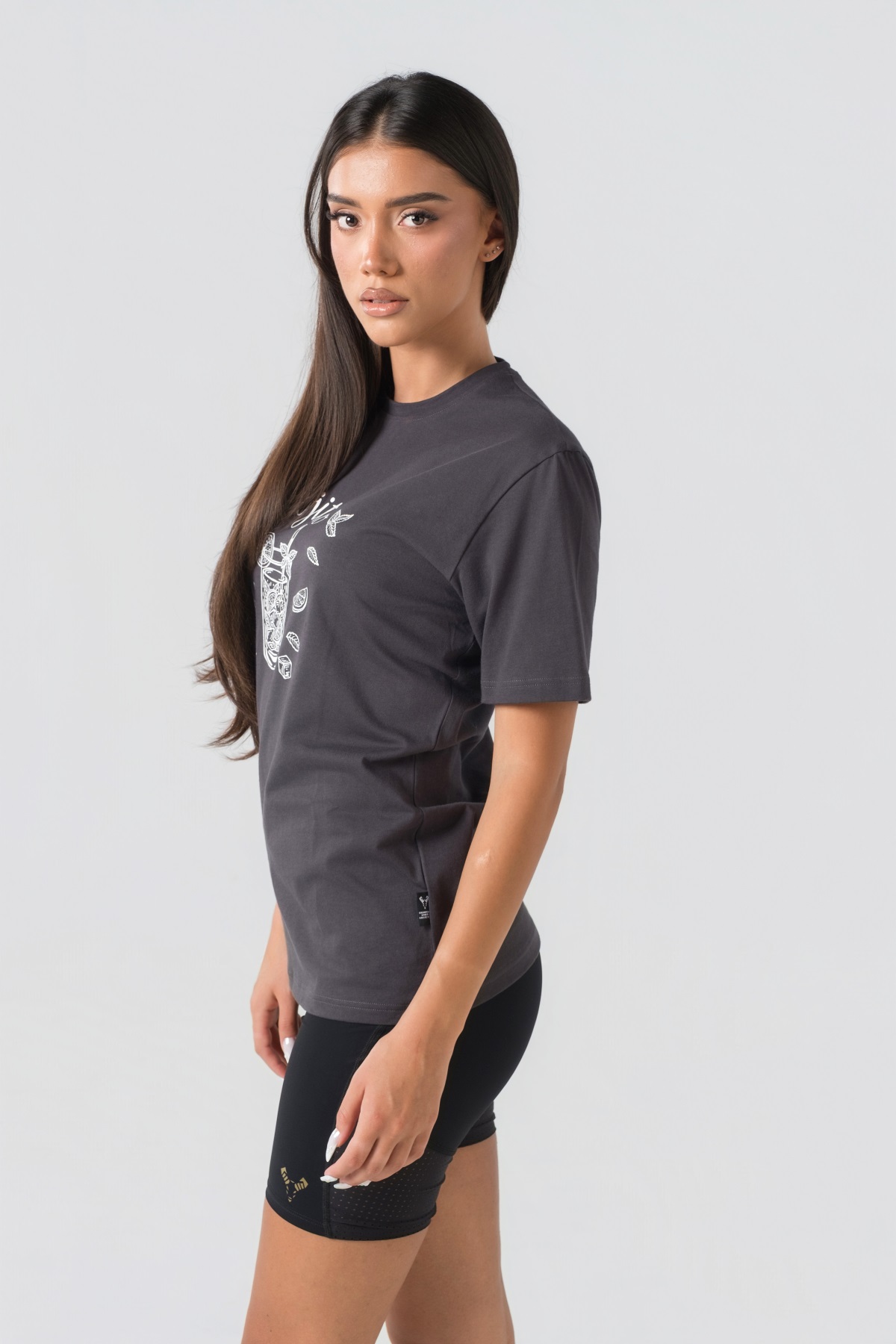 T-shirt Breezy Unisex – Bluzë e thjeshtë me mëngë të shkurtra unisex në ngjyrë hiri të mbyllur (dark grey/charcoal), me jakë të rrumbullakët, print grafik veror me koktej "Mojito" me gjethe horteze/nenexhiku dhe akull në ngjyrë të bardhë në gjoks.
