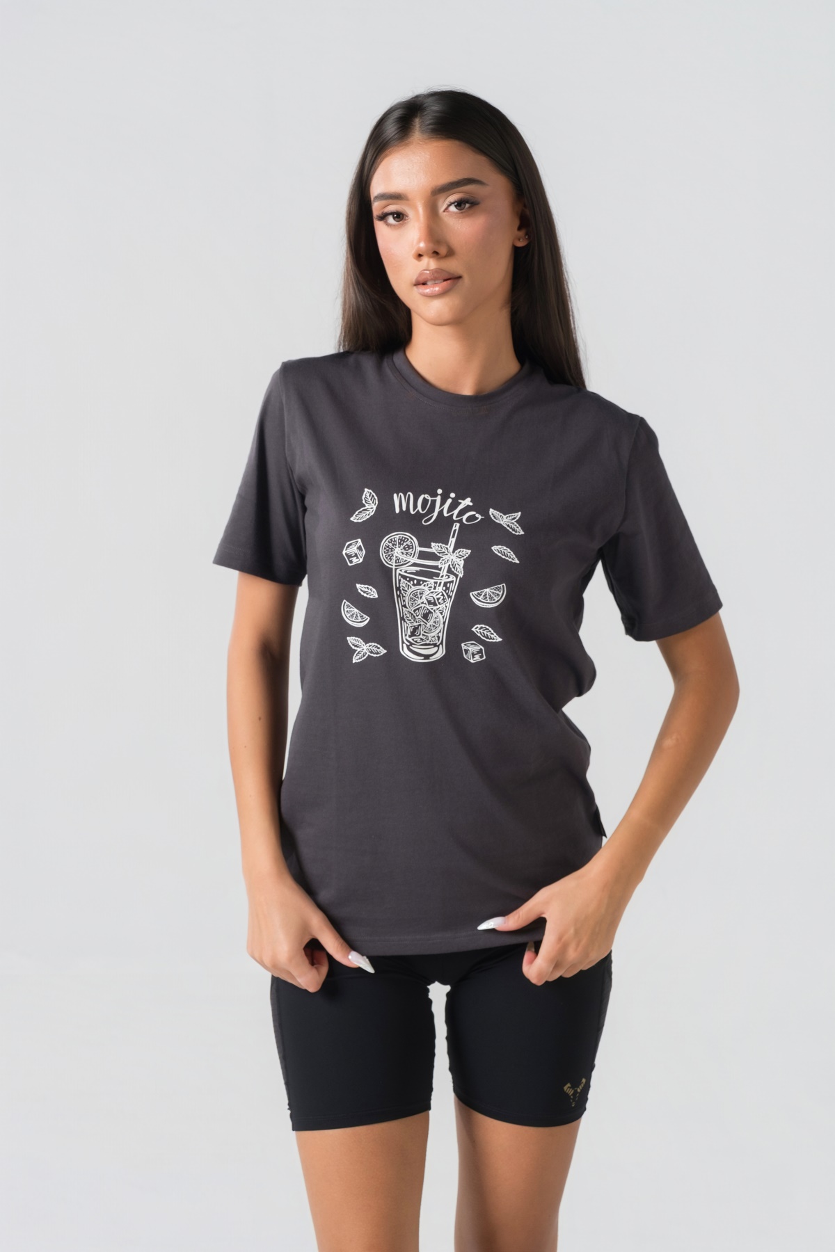T-shirt Breezy Unisex – Bluzë e thjeshtë me mëngë të shkurtra unisex në ngjyrë hiri të mbyllur (dark grey/charcoal), me jakë të rrumbullakët, print grafik veror me koktej "Mojito" me gjethe horteze/nenexhiku dhe akull në ngjyrë të bardhë në gjoks.