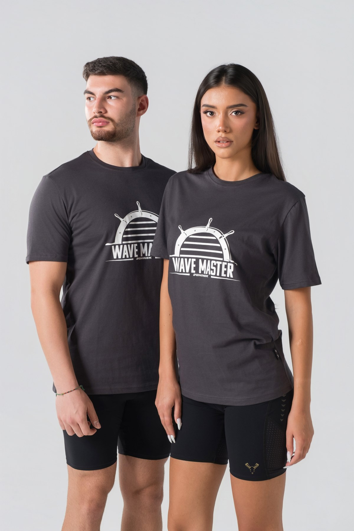 T-shirt Breezy Unisex – Bluzë e thjeshtë me mëngë të shkurtra unisex në ngjyrë hiri të mbyllur (dark grey/charcoal), me jakë të rrumbullakët, print grafik veror detar me timon timonieri dhe mbishkrimin "WAVE MASTER" në ngjyrë të bardhë në gjoks.