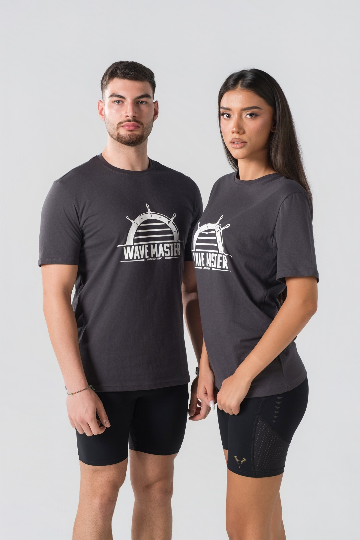 T-shirt Breezy Unisex – Bluzë e thjeshtë me mëngë të shkurtra unisex në ngjyrë hiri të mbyllur (dark grey/charcoal), me jakë të rrumbullakët, print grafik veror detar me timon timonieri dhe mbishkrimin "WAVE MASTER" në ngjyrë të bardhë në gjoks.