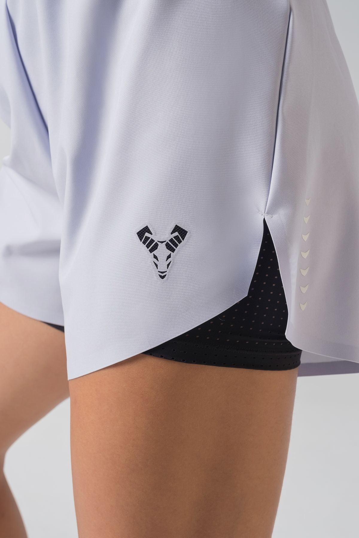 Shift Kanatjere Femrash – Kanatjere sportive për femra në ngjyrë të kjelët (light blue/ice blue), me jakë të rrumbullakët, panel rrjetë (mesh) të shpuar në shpinë dhe pjesët anësore për ajrosje optimale, të çara të vogla anësore në fund, logo minimale Dominer në gjoks dhe emrin e markës të printuar në pjesën e pasme sipër.