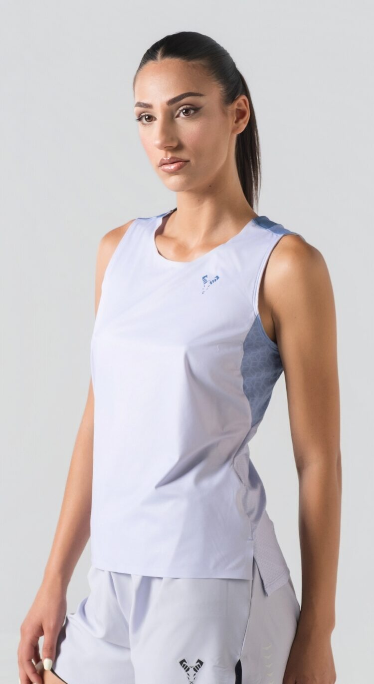 Shift Kanatjere Femrash – Kanatjere sportive për femra në ngjyrë të kjelët (light blue/ice blue), me jakë të rrumbullakët, panel rrjetë (mesh) të shpuar në shpinë dhe pjesët anësore për ajrosje optimale, të çara të vogla anësore në fund, logo minimale Dominer në gjoks dhe emrin e markës të printuar në pjesën e pasme sipër.